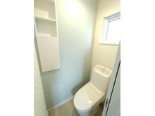匠建コーポレーション全室床暖房の家　花川南2条1丁目モデルハウスE棟　【一戸建て】 「リクシル」温水洗浄付き便座のシャワートイレです。お手入れしやすい形状です。壁側には埋込側収納も設置。