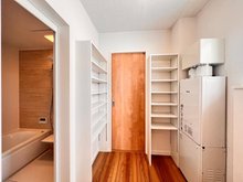 匠建コーポレーション全室床暖房の家　平岸8条12丁目モデルハウスB棟　【一戸建て】 広々ユーティリティ、収納棚も造作済みです。