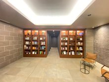 パークホームズ札幌大通東ザレジデンス マンションの顔ともいえる存在のエントランラウンジには、TUTAYAセレクトの書籍が並ぶずらりと並びます！