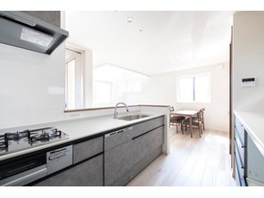 匠建コーポレーション全室床暖房の家　北49条東15丁目モデルハウスB棟　【一戸建て】 大理石調のモノトーンで、高級感のある印象のキッチンスペース。