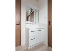 匠建コーポレーション全室床暖房の家　北49条東15丁目モデルハウスB棟　【一戸建て】 家族の使いやすさにも配慮したスリムタイプの洗面台は、省スペースで機能的。