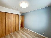 匠建コーポレーション全室床暖房の家　東雁来9条1丁目モデルハウスB棟　【一戸建て】 2階洋室C 室内に専用クローゼットがあります。