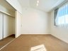 桜ガ丘分譲住宅　【一戸建て】 【No.2】7.5畳の主寝室には、シングルベッドを2つ並べても両脇に十分な広さを確保できます。