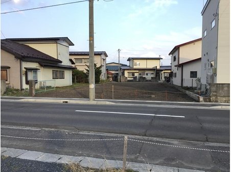 大字尻内町字鴨ケ池（八戸駅） 2230万円 現地（2023年5月）撮影 縁石があります。