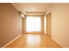 【ミサワホーム】エムズコート笹谷　No.2　モデルハウス　【一戸建て】 室内（2023年4月27日）撮影　寝室はゆとりの空間なので、ベッドスペースとは別に、書斎やパウダーコーナー・くつろぎ空間としても活用できて便利です。