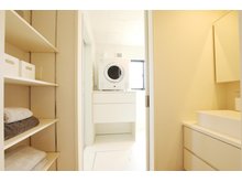 【ミサワホーム】エムズコート笹谷　No.2　モデルハウス　【一戸建て】 室内（2023年4月27日）撮影　脱衣室にランドリークローゼットを配置。下着やタオルなど、入浴後必要なものを収納できて便利です。
