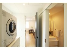 【ミサワホーム】エムズコート笹谷　No.2　モデルハウス　【一戸建て】 室内（2023年4月27日）撮影　洗面と脱衣の分離設計により、共働き子育て世帯における生活時間の効率化が図れます。