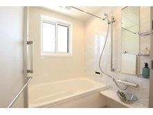 【ミサワホーム】エムズコート笹谷　No.2　モデルハウス　【一戸建て】 室内（2023年4月27日）撮影　1坪以上の広い浴室。お子様と一緒に浸かれる広いバスタブで、バスタイムをさらに楽しく。喚起に便利な小窓付きです。