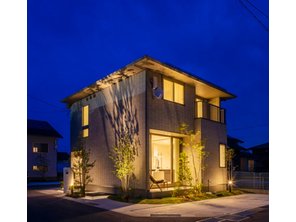【ミサワホーム】エムズコート笹谷　No.2　モデルハウス　【一戸建て】 （2023年12月18日）撮影柔らかな光でライトアップされた外観。あたたかな雰囲気で家族団らんにも彩りを与えてくれます。