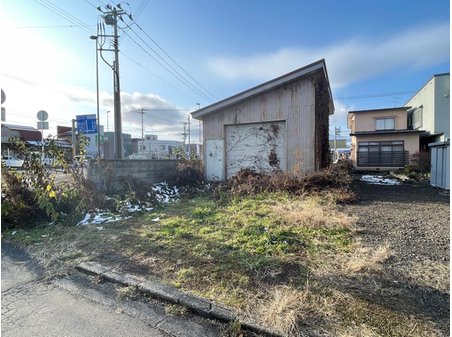 大字和徳町（弘前駅） 400万円 現況は未登記の小屋がありますが、売主様の負担にて解体してお引渡しをします。
