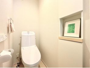 エムズコート本宮II　No.1　【一戸建て】 暖房・脱臭・洗浄付きで地球環境に配慮した強力洗浄の超節水の高機能トイレ。収納スペースあり。ホワイトを基調とした清潔感あふれるトイレです。