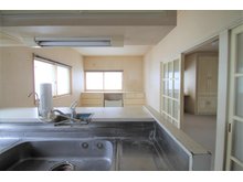 八戸市南類家1丁目・中古住宅 室内（2024年3月）撮影 キッチンからダイニング部分を撮影