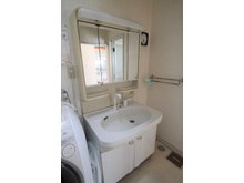 八戸市南類家1丁目・中古住宅 室内（2024年3月）撮影 シャワー付きの洗面化粧台があります。