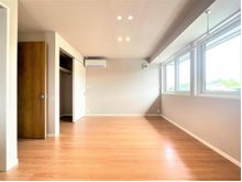 奥州市水沢南大鐘No.A　【一戸建て】 明るい陽射しが降り注ぐ主寝室。併設されたマルチルームは適度な独立性を保ちワークススペース、ホームオフィスとしても利用できます。