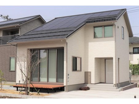 エムズコート南通分譲住宅(No.5・No.8)　【一戸建て】 【No.5】空間形態を生かした吹き下しの大屋根形状。大容量の太陽光発電システム搭載を実現しています。