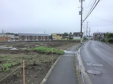 北白山台１（八戸駅） 935万円～1145万円 現地（2022年08月）撮影 北側前面道路の様子。歩道があります。