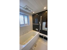 【スムストック】※内覧可能※ ミサワホーム施工　2017年築　長期優良住宅【大森】 1坪タイプのゆったりとした浴室スペース。 浴室乾燥機・窓・オートバス機能付。 （2024年4月撮影）