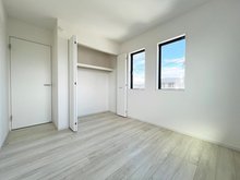 太白区東中田3期　全2棟　【一戸建て】 2号棟　洋室 収納を完備しました！スッキリとした快適な居住空間を保てますね♪