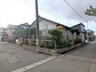 既存住宅　鶴岡市東新斎町 （北東側から建物外観を撮影）東側道路幅員はゆとりの約６ｍ