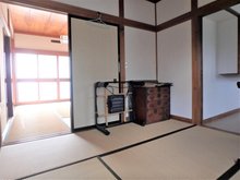 既存住宅　鶴岡市東新斎町 北東側の和室4.5畳を撮影、続き間として広く使用出来ます♪