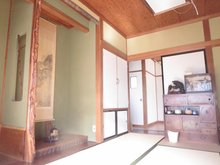 既存住宅　鶴岡市東新斎町 南西側の和室６畳を撮影、広縁、床の間、押入を完備！茶室として使用できる設え。
