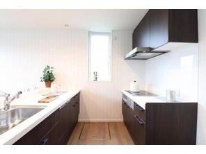 エムズコート永井No.5　【一戸建て】 ２つの作業スペースがあるセパレート型キッチン。シンクとコンロをセパレートしているため調理作業をシェアしやすく、共働き夫婦にぴったりのキッチンです。