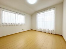 ハートフルタウン多賀城市新田1期　全2棟　【一戸建て】 1号棟　洋室 どんな部屋にもしやすいシンプルな洋室。2面採光で、明るく開放感もあります♪