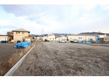 新横町（西若松駅） 990万円～1380万円 No.1を東方面に撮影。（2022年11月17日撮影）