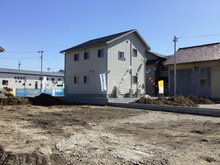 新横町（西若松駅） 990万円～1380万円 No.8すみきり前から南東方面を撮影。（2023年3月16日撮影）