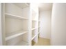 佐野町（大曲駅） 2423万円 納戸には可動棚がついています。家具のサイズに合わせて収納アイテムを購入する必要がなく、家具や環境が変化しても自由に調整ができるので、長期的な活用がしやすい収納アイテムです。