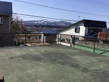 字寺ノ沢（野辺地駅） 880万円 現地（2022年4月）撮影 車庫上テラスから西方には、烏帽子岳のシルエット。