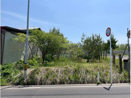 大字小沢字山崎（聖愛中高前駅） 300万円 北西側（正面）からみた現地の様子 敷地に接近して電柱と道路標識が設置されています。