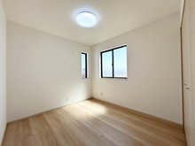 ハートフルタウン太白区中田20期　全1棟　【一戸建て】 洋室 どんな部屋にもしやすいシンプルな洋室。 2面採光で、明るく開放感もあります♪
