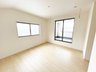 鈎取１ 3380万円 2号棟　洋室 どんな部屋にもしやすいシンプルな洋室。 2面採光で、明るく開放感もあります♪