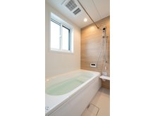 エムズコート南通分譲住宅(No.1・No.4)　【一戸建て】 【No.1】劣化を防ぎ、平滑さを保つ素材の浴槽です。かるがると外せてまる洗いでき、トレーとしても使用できるカウンターも設置しています。