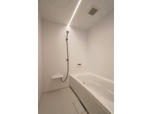 エムズコート南通分譲住宅(No.1・No.4)　【一戸建て】 【No.4】浴室の床材は目地がないので汚れがスッキリ落としやすい素材です。節水タイプのシャワーも採用しています。