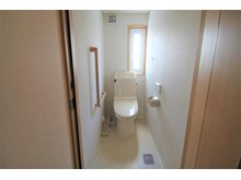 【ミサワホーム施工】八戸市大字糠塚字五郎兵衛前・中古住宅 現地（2024年4月）撮影 1階のトイレです。
