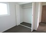 エムズコート北白山台建売住宅No6　【一戸建て】 室内（2023年07月）撮影 床はタイルカーペットを使用。落ち着いた印象の色を使っています。