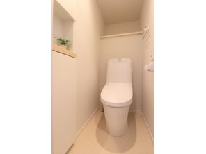 エムズコート北白山台建売住宅No6　【一戸建て】 室内（2023年07月）撮影 トイレットペーパーのストックやサニタリー用品も収納できるキャビネットがついています。トイレ本体も暖房・脱臭・洗浄付で地球環境に配慮した強力洗浄の超節水の高機能トイレです。