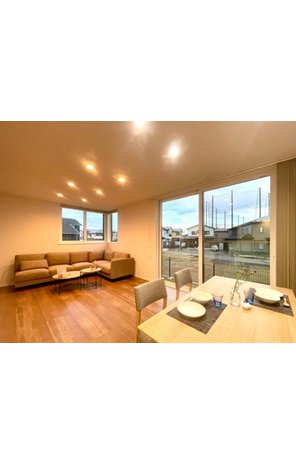 エムズコート北白山台建売住宅No6　【一戸建て】 室内（2023年11月）撮影 夕暮れのリビングの写真 ダウンライトの優しい光が、昼間と雰囲気を変えてくれます。