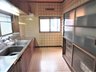 緑ケ丘２ 880万円 キッチンスペースを撮影。備え付けの食器棚を完備。ハウスクリーニング後にお引渡しいたします。