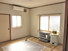 唐竹苺原（平賀駅） 550万円 冷暖房・床暖システム完備のリビング。エアコン・ストーブもお譲りしますので、そのままお住まいいただけます。