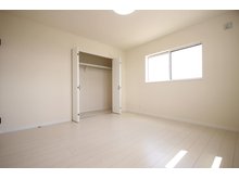 大仙市富士見町　区画B　建売住宅　【一戸建て】 主寝室には大きなクローゼットがあるのでお洋服もしっかり収納できます。