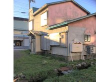 字田町（五所川原駅） 600万円 現地（2018年10月）撮影 写真手前に水路が見えます。