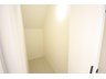 ≪マスターピース不動産≫牛島西三丁目　区画2　建売物件　【一戸建て】 階段下を利用した収納ペースは日用品の買い置きや掃除機などを置くスペースとして活躍してくれます。