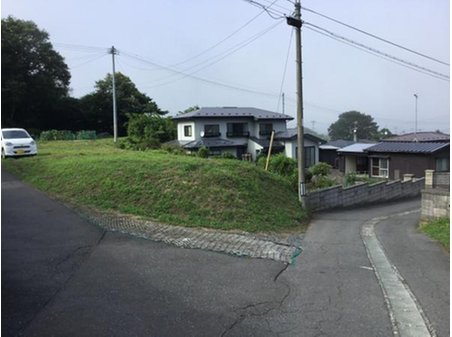 大字鮫町字骨沢（大久喜駅） 100万円 前面道路を含む現地写真です。道路部分の真ん中には側溝があります。