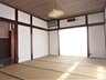 北沢字鍋倉 495万円 東南側のリビング空間を撮影。１０畳の広々リビングは自然とご家族が集まる空間♪