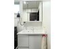 大字桜ケ丘２（聖愛中高前駅） 3200万円 洗面化粧台の様子（2023年5月撮影） 三面鏡でしっかり収納確保☆シャワー水栓で引き出し収納タイプです。