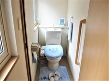 弘前市泉野３丁目　中古住宅 １階トイレの様子 トイレに窓があります。