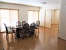 弘前市泉野３丁目　中古住宅 １階の洋室 客間としても寝室としても活用できます。また同居するご家族がある場合は、１階の居住スペースと、２階以上の居住スペースで分けてお過ごしできると思います。